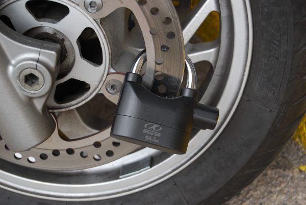 Candado Aleación Aluminio con Alarma Negro Kum Ref. 255502 - Imagen 2